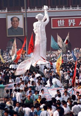 Tiananmen - Güçlü Renkler ve Dondurucu Bir Sessizlik!